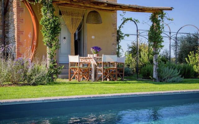 4 Person Villa with Private Swimming Pool & Garden in Lovely Surroundings near Cortona