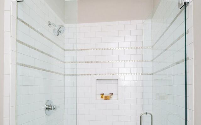 4BR/3BA Music Row House B by RedAwning