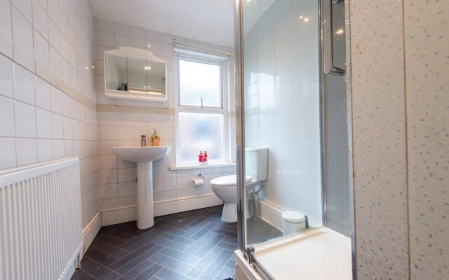 Captivating 5-bed House in Liverpool With Parking