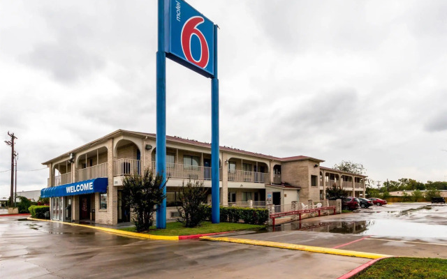 Motel 6 San Antonio, Tx - Frost Bank Center