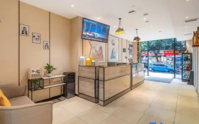 Yiyi Hotel (Chengdu West Railway Station Peifeng Road Subway Station)