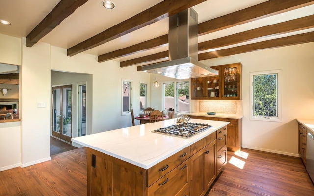 Encantada - Spacious and Luxurious Home, Walk to The Plaza