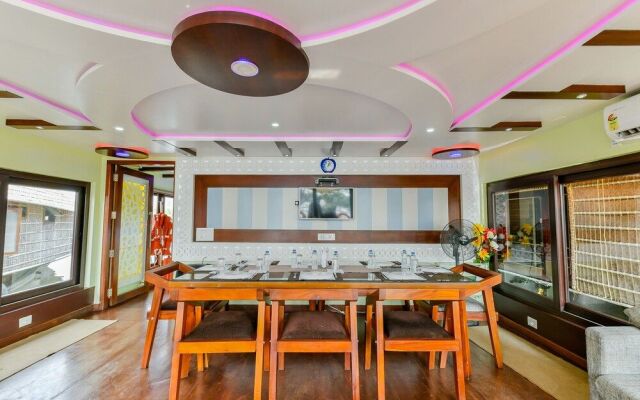 OYO 22759 Houseboat Luxury Smart Gold 6 BHK