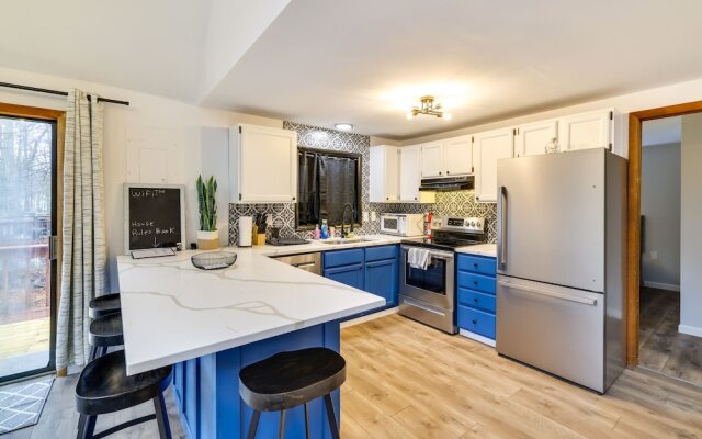 Poconos Chalet With Lake & Pool Access!