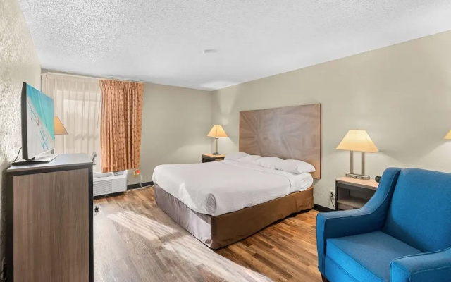 Baymont Inn & Suites Lawrence