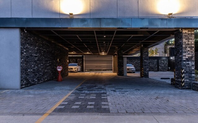 Busan Jeonggwan Brown Dot