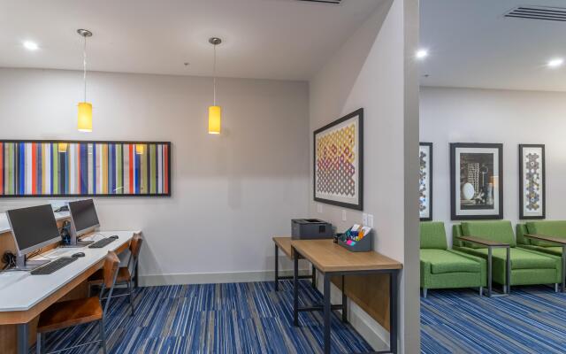 Holiday Inn Express & Suites Columbus - Worthington by IHG