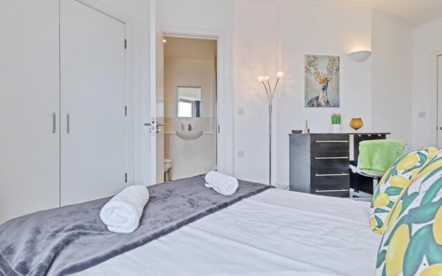 Panoramic Pad -amazing Apartment With WOW Factor Views Across the City to the sea