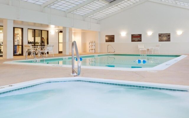 Hampton Inn Boston - Logan Airport