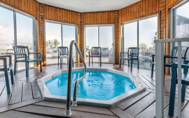 Breakers Beachfront Hotel Mackinac