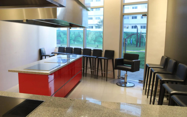 A2J Huge Modern Luxury 2BR Balcony Suite Near Ever Gotesco
