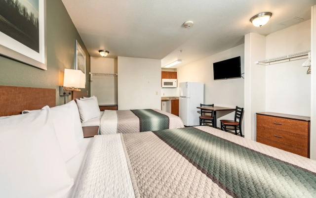 HomeTowne Studios by Red Roof Fresno - West