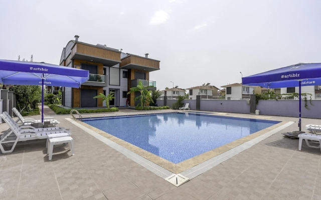Flat w Shared Pool and Balcony 8 min to Beach