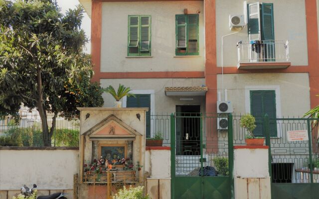 NAPLES EXPERIENCE HOSTEL age limit 18-28