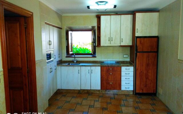 Casa Amplia Con Jardín Y Aparcamiento G-100147