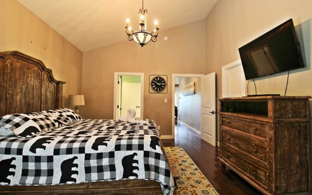 Hot Tub & Game Room! Group-ready Smokies Cabin