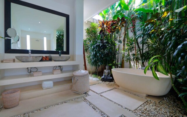 Elegant Private Villa, 3 BR, Seminyak With Staff