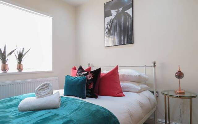 Tudors eSuites Birmingham Townhouse Private Garden Free Parking