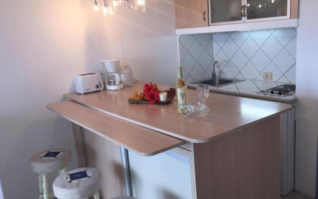 5 min walk from Yumbo! 417