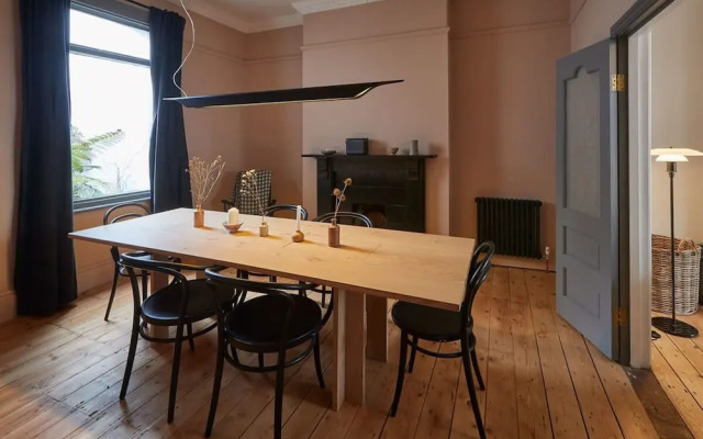 Host Stay Emerald Residence