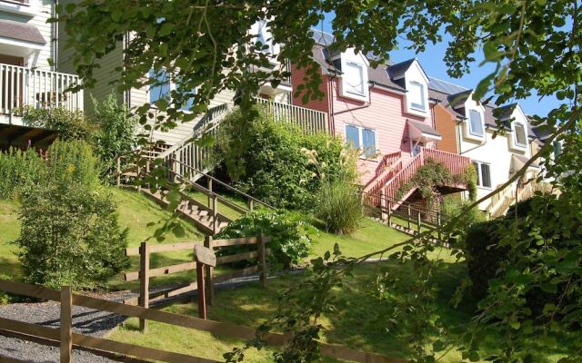 Attractive Cottage in Garden Grounds