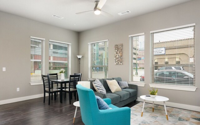 1 BR and 2 BR near Downtown by Frontdesk