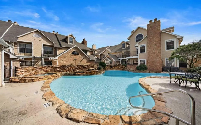 Upscale 1br Condo in Med Center