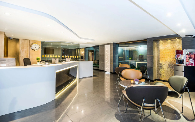 Lloyds Apartsuites Parque 93