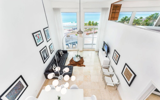 Private Residence at Castle Beach by LRMB