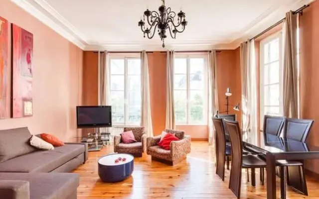 Flat On St.honore Square