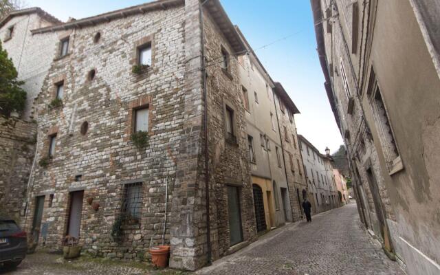 Rustic Holiday Home in Cantiano near Centre