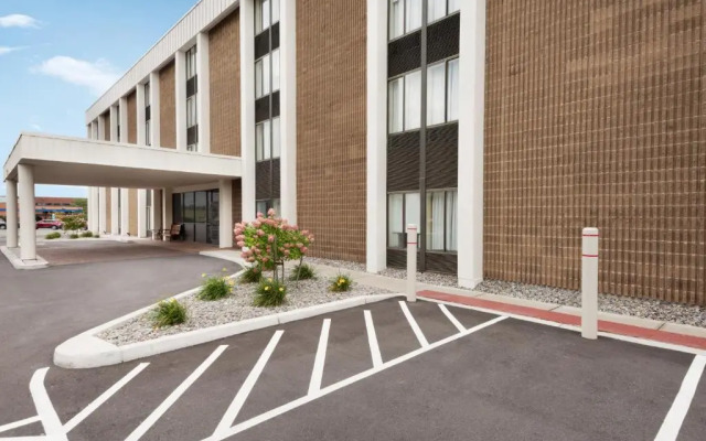 Super 8 Liverpool/ Syracuse Area