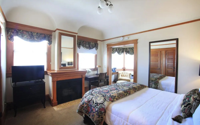 The Charles Pacific Grove - Artfully Designed Inclusive Inn