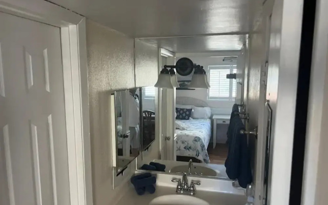 2 Bedroom Waterfront Pool Side!