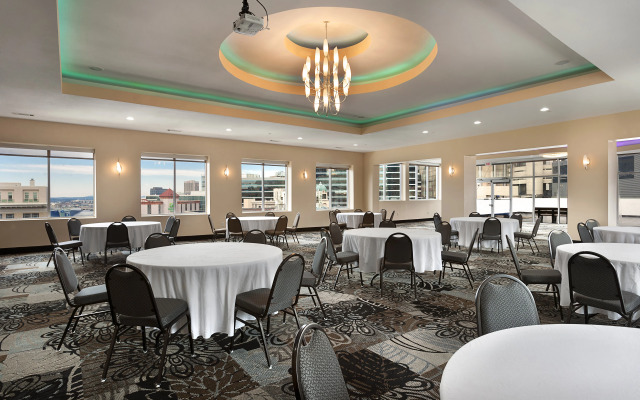 Holiday Inn Express and Suites Atlanta Downtown by IHG