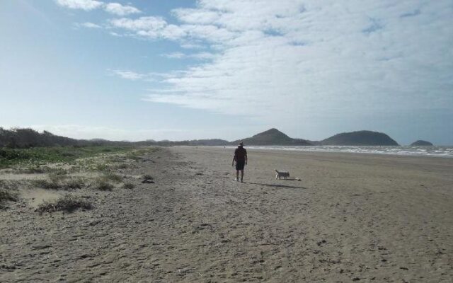 Kinka Palms Beachfront Apartments / Motel