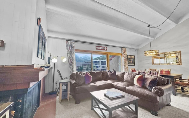 Peregrine Lodge-Remodeled Kitchen-Steps to Super Bee Lift - PG309 by RedAwning