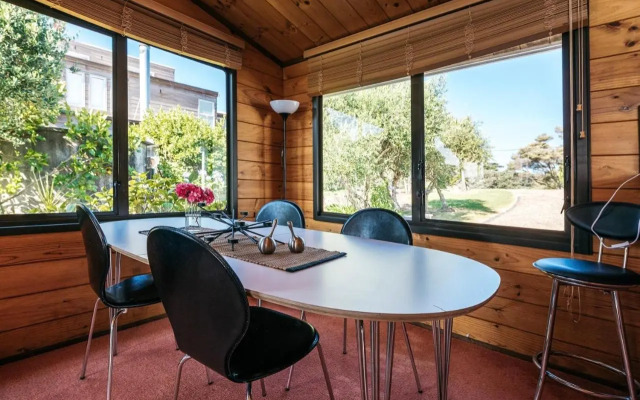 Peaceful Picnic Bay - Surfdale Holiday Home