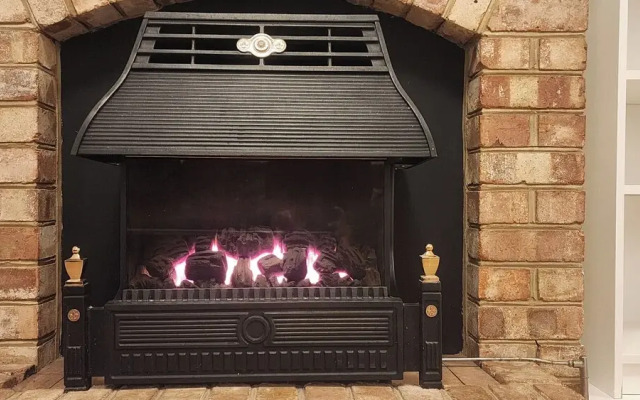 Charming Luton Home for Families & Business Stays