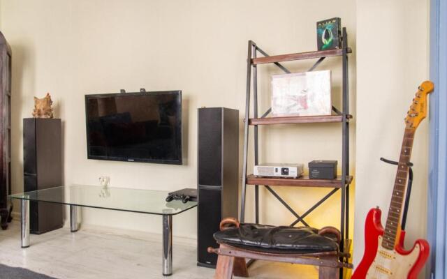 Vibrant and Central Flat in Karsiyaka Near Sea