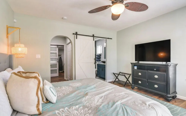 Hot Tub & Yard: Jimmy Buffet-themed Galveston Home