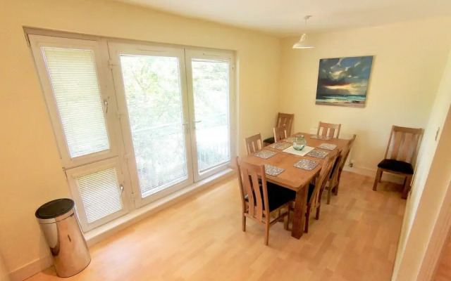 Charming 4 Bedroom Apartment by Royal Botanic Garden