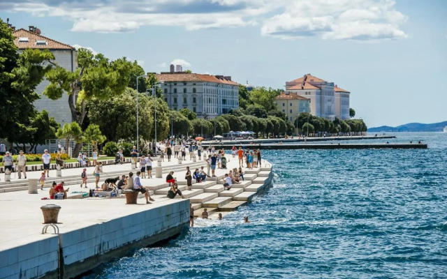 Rhythm Floating Hostel - Zadar
