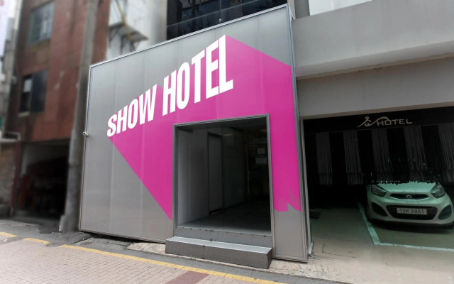 Show Hotel