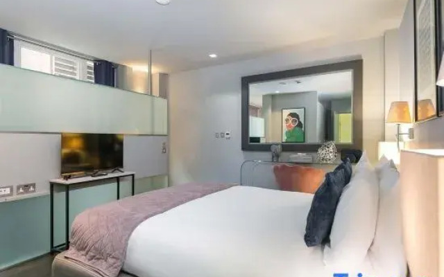 The Galleries I - Covent Garden - by Frankie