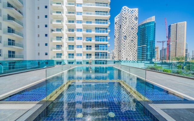 Stylish Waterfront Apartment With Views on Canal