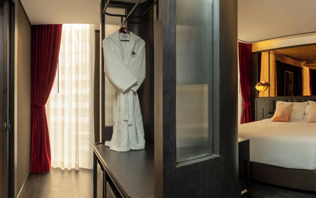 The Gravitique Hotel Khaosan