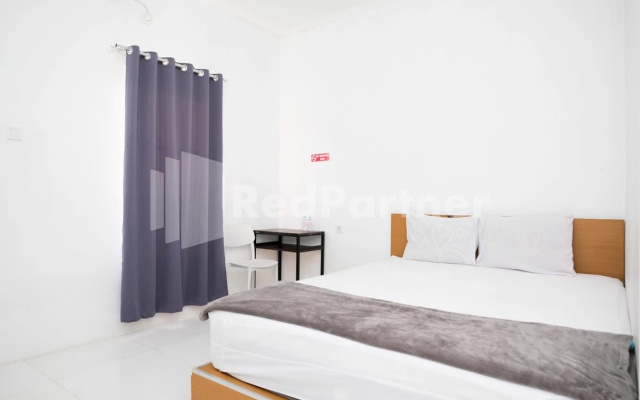 Niti Stay Syariah near Stasiun Wates RedPartner – Guest Rooms – Wates
