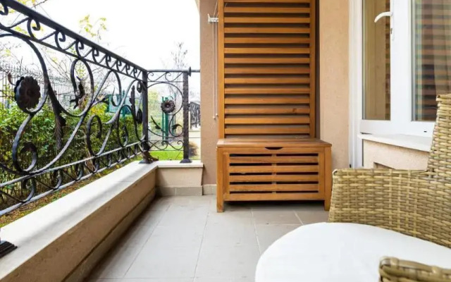Bright & Cozy 1BD Flat with a Charming Terrace