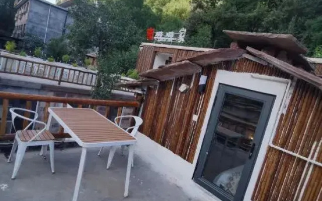 Lulujia Homestay (Shibanyan Taohuagu)